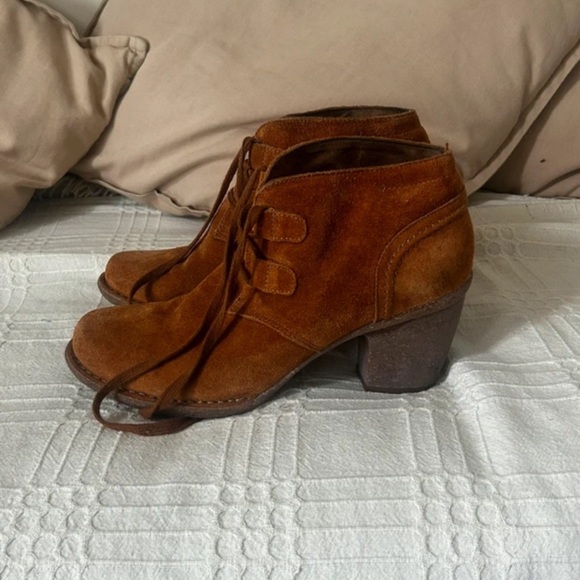 Clarks Tan Suede Ankle Boots - Picture 2 of 2